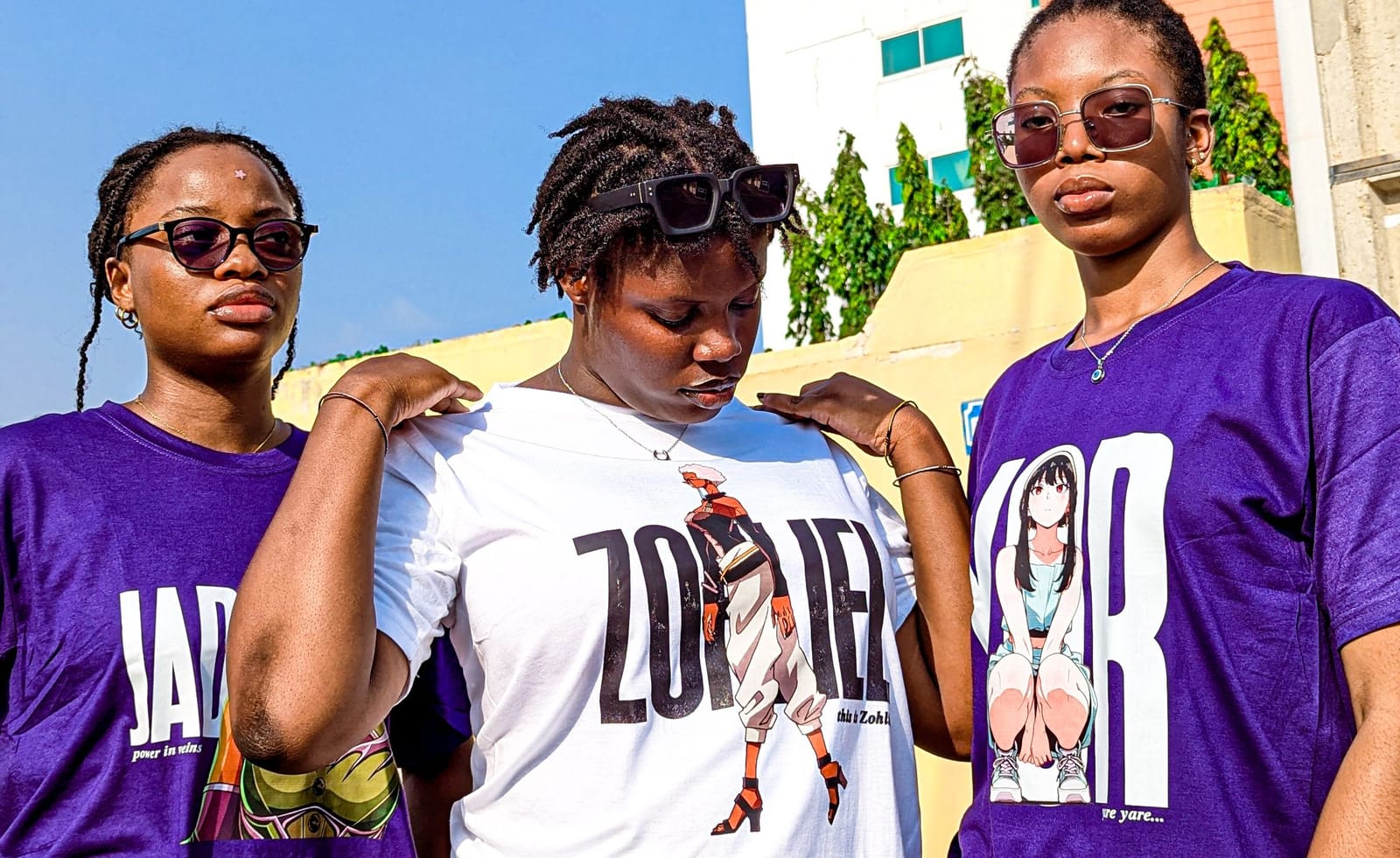 Trois membres de la communauté SHITA en t-shirts de la marque
