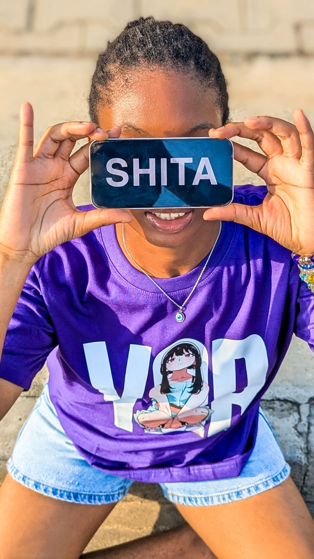 T-shirt violet YOR, lunettes SHITA